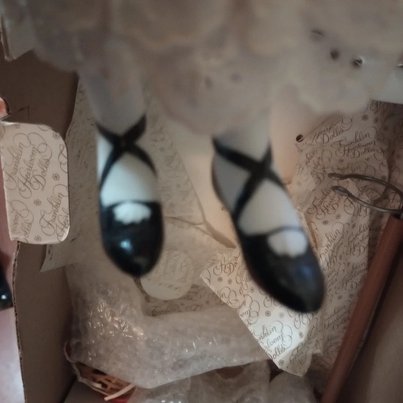 VINTAGE Franklin Heirloom Porcelain Doll Collectible - Picture 5 of 6